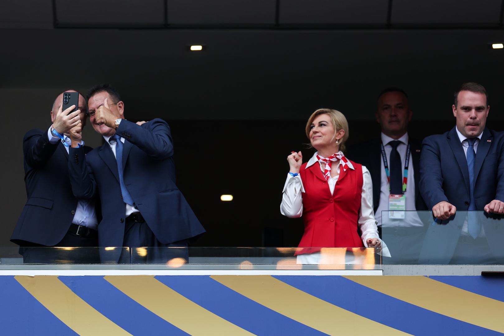 Na tribinama se nalazi i Davor Ivić, na čelu Županijskog nogometnog saveza Sisačko-moslavačke županije, kao i Marijan Kustić, predsjednik Hrvatskog nogometnog saveza.