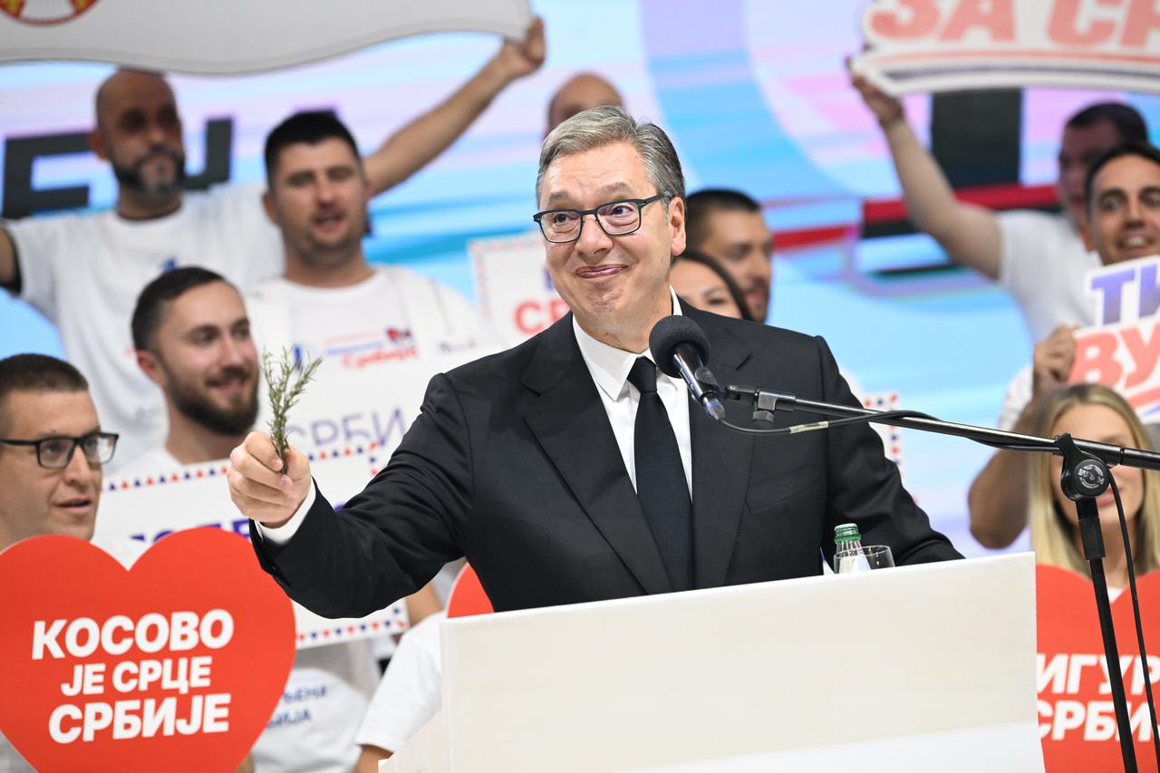 Beograd: Završni skup izborne liste „Aleksandar Vučić – Ujedinjena Srbija” održan je u dvorani „Ranko Žeravica”