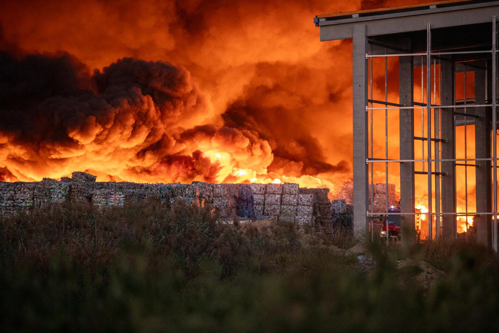 04.10.2022., Osijek - U pogonu osjecke tvrtke "Drava international" kod prigradskog naselja Brijest u srijedu poslije ponoci doslo je do pozara uskladistene plastike na otvorenom prostoru Photo: Borna Jaksic/PIXSELL
