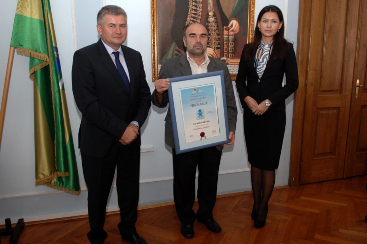 'Pozega-12.01.2013. Vladimir Stibric proglasen je turistickom vodicom godine.Stibric s proznanjem za turistickog vodica godine Foto:Dusan Mirkovic/Pixsell'