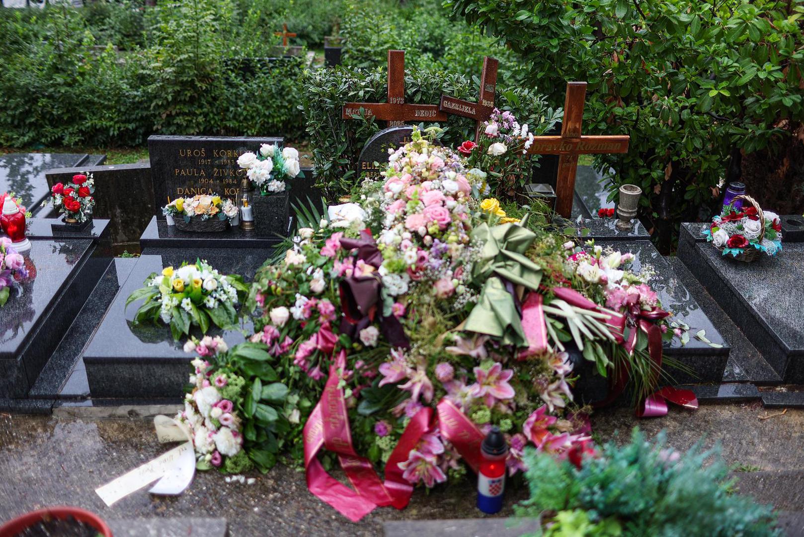 Time je prvi put od 2015. godine obitelj Arsena i Gabi ponovno na okupu, a naša glazbena diva sada počiva uz svoje najmilije.