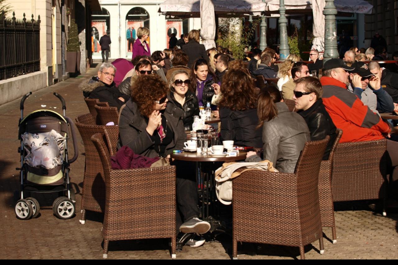 '09.01.2011., Zagreb - Suncano i toplo vrijeme otvorilo je terase te izmamilo gradjane na ulice grada.  Photo: Borna Filic/PIXSELL'