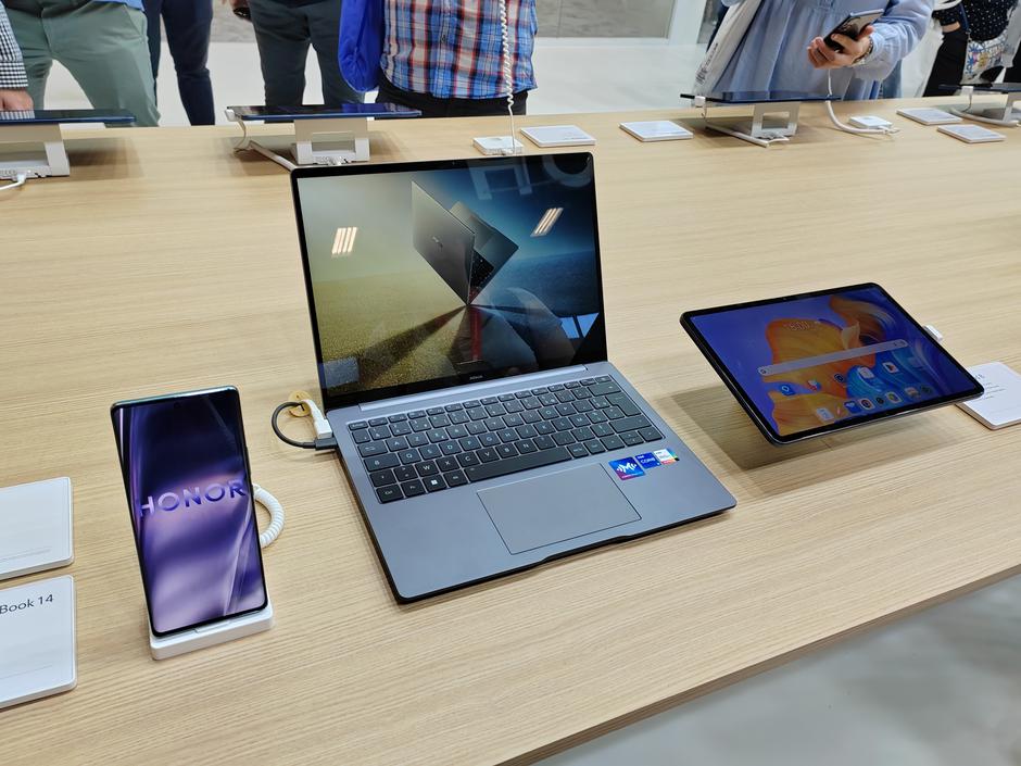 HONOR MagicBook 14 i  HONOR Pad 8