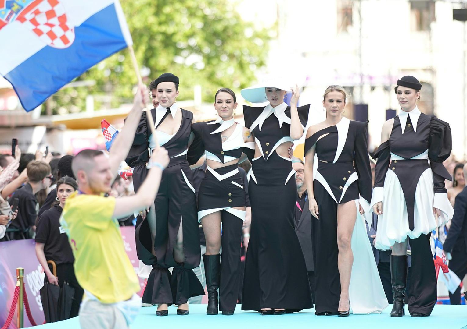 Povorka koja je krenula od legendarnog Burgtheatera, duž grandioznog bulevara Ringstraße sve do trga Rathausplatz ispred Gradske vijećnice, okupila je tisuće obožavatelja s morem zastava i osmijeha.