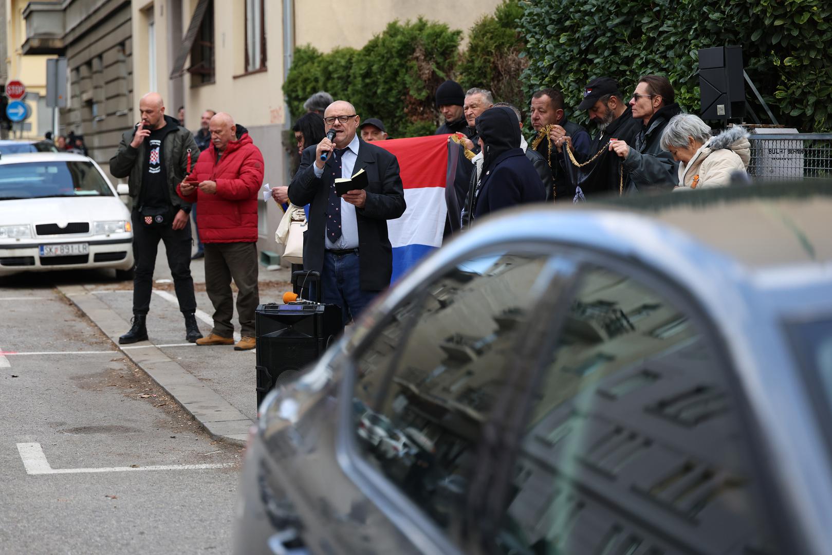 Dražen Keleminec i članovi Autohtone - Hrvatske Stranke Prava prosvjedovali su ispred doma predsjednika Zorana Milanovića.