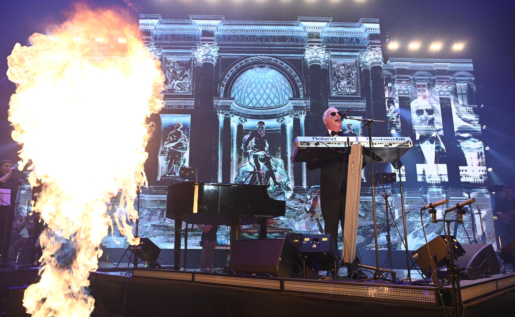 "Dobra večer, dragi prijatelji. Drago mi je što smo večeras ponovno zajedno, čast mi je biti s vama, pjevati i svirati za vas. Vratio sam se iz Amerike, bio sam umoran, ali kad znam da ste vi ispred mene, sav umor nestane. Volim vas, stvarno ste najbolji na svijetu", poručio je. 