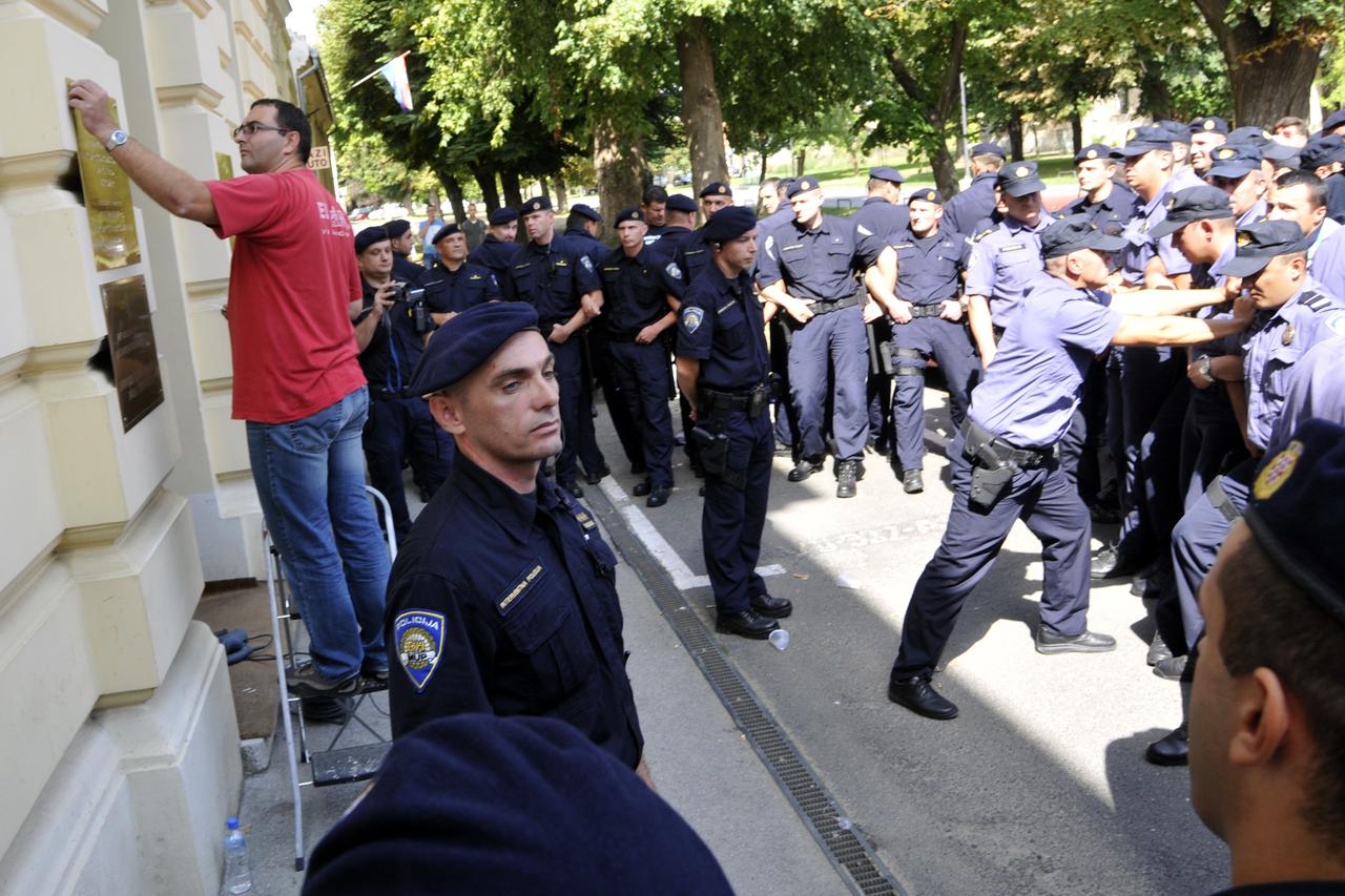 02.09.2013., Vukovar - Prosvjednici nezadovoljni jutros postavljenim tablama s dvojezicnim natpisima prosvjedovali su ispred Ureda drzavne uprave i ispred zgrade policije. Probili su policijske '