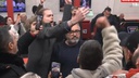 Skupina građana upala u redakciju Informera, među njima i Dijana Hrka, Vučićević zvao policiju: 'Lupaju na prozore, žele provaliti!'