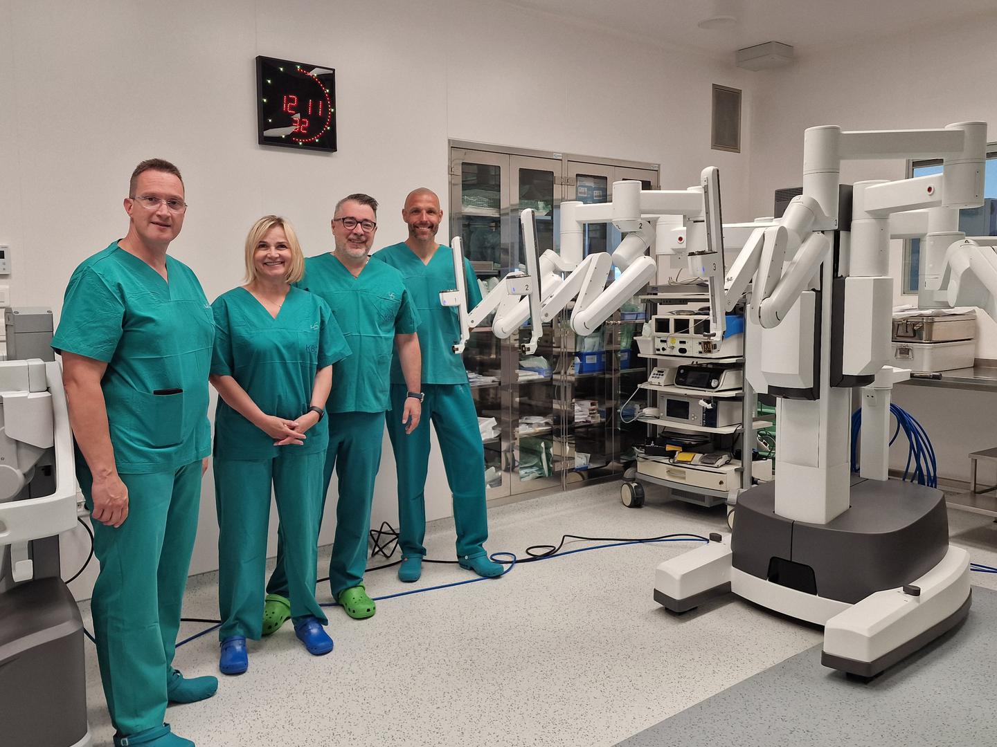 s lijeva na desno: prof. dr. sc. Josip Španjol, dr .med., predstojnik Klinike za urologiju, izv. prof. prim. dr. sc. Alemka Brnčić-Fischer, dr. med., ravnateljica KBC-a Rijeka; prof. dr. sc. Marko Zelić, dr. med., pročelnik Zavoda za digestivnu kirurgiju; Danilo Vejnović, dr. med., pročelnik  Zavoda za ginekologiju