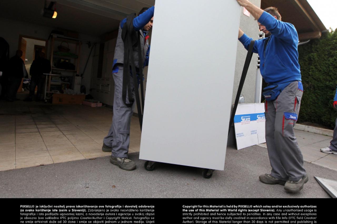 '26.11.2012., Ljubljana, Slovenija - Sin ljubljanskog gradonacelika Zorana Jankovica zbog duga odvjetniku ostao bez pokucstva. Slovenski ovrsitelji ispraznili su kucu  u pokusaju da namire barem dio d