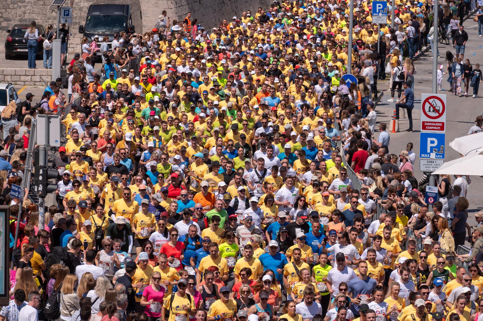 Danas je na utrku u Zadar, piše 057info, došao i veslač Martin Sinković. Zaštitno lice je za domaće bio nogometni reprezentativac i trener Niko Kovač, koji je najavljivao kako će istrčati nekih 10 kilometara za plemeniti cilj.
