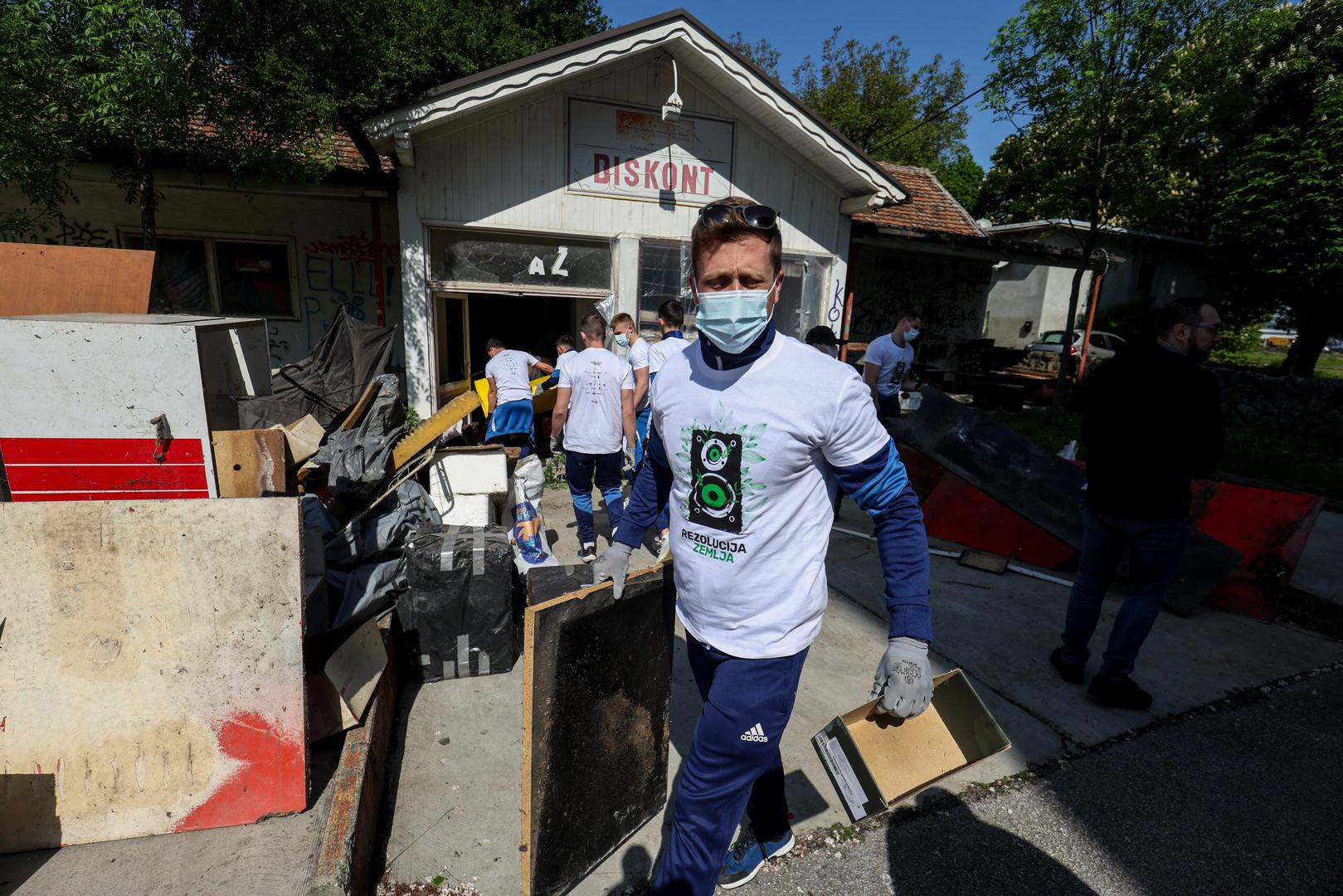 27.04.2025., Sesvete - Udruga Zelene i plave Sesvete i Cisteci medvjedici u akciji ciscenja smeca u sklopu projekta Rezolucija Zemlja 2025. Akciji ciscenja se prikljucio i gradolnacelnik Tomislav Tomasevic. Photo: Igor Kralj/PIXSELL