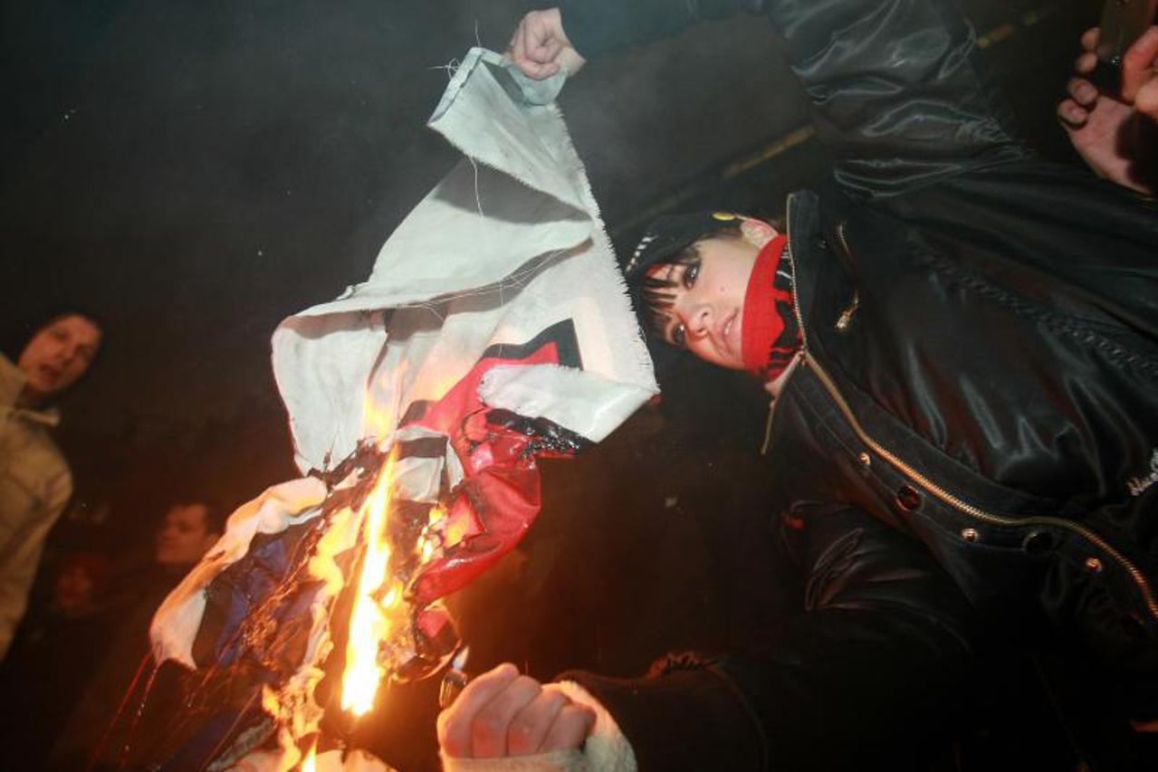 prosvjed, paljenje zastave (1)