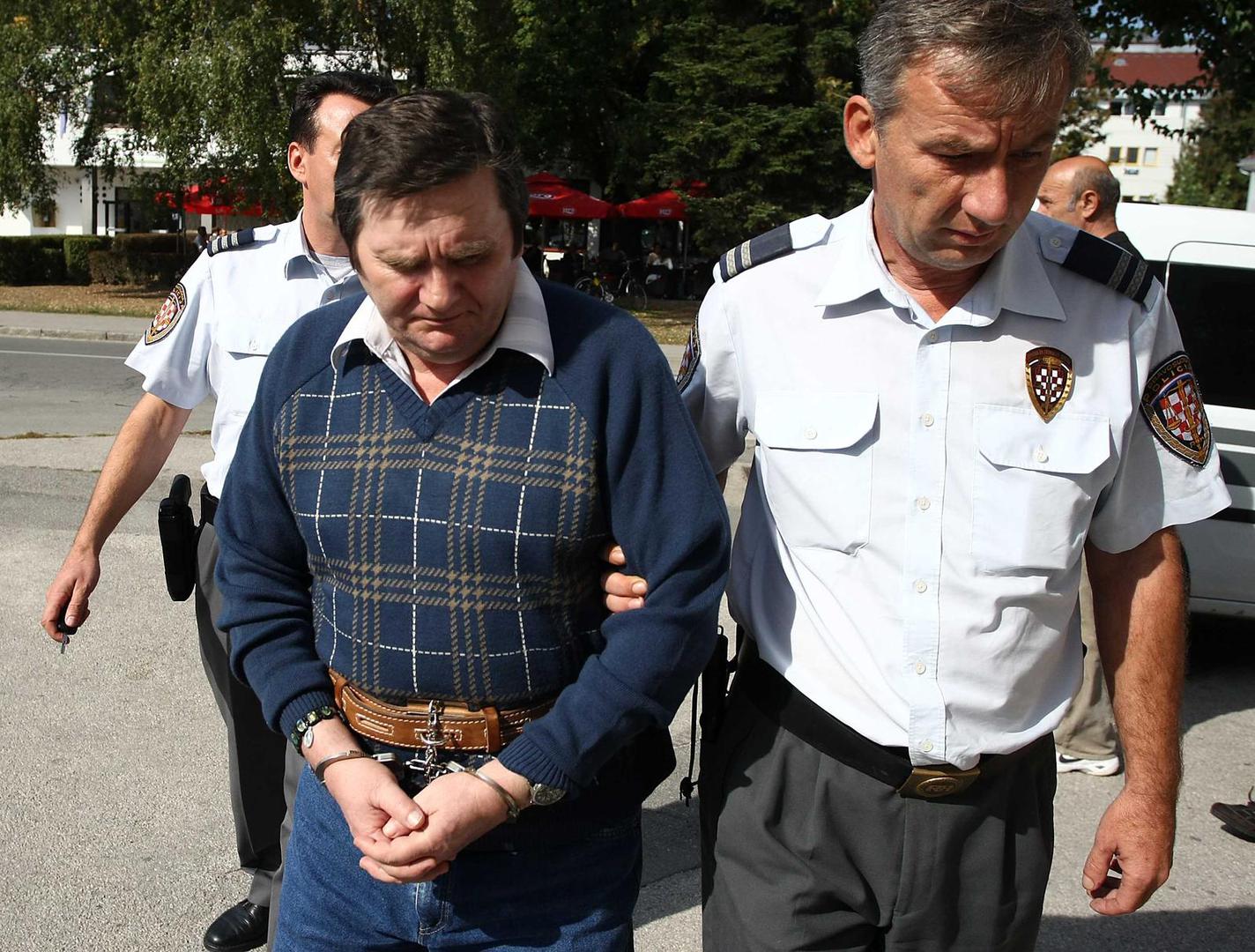 Navodno je želio počiniti samoubojstvo, no odluku je promijenio zbog SMS poruka njegovih kćeri. "Volimo te, trebaš nam“, napisala su mu njegova djeca nakon što im je on poručio "Vidimo se na groblju“.