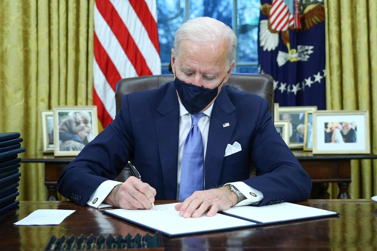 Joe Biden potpisuje prve odluke