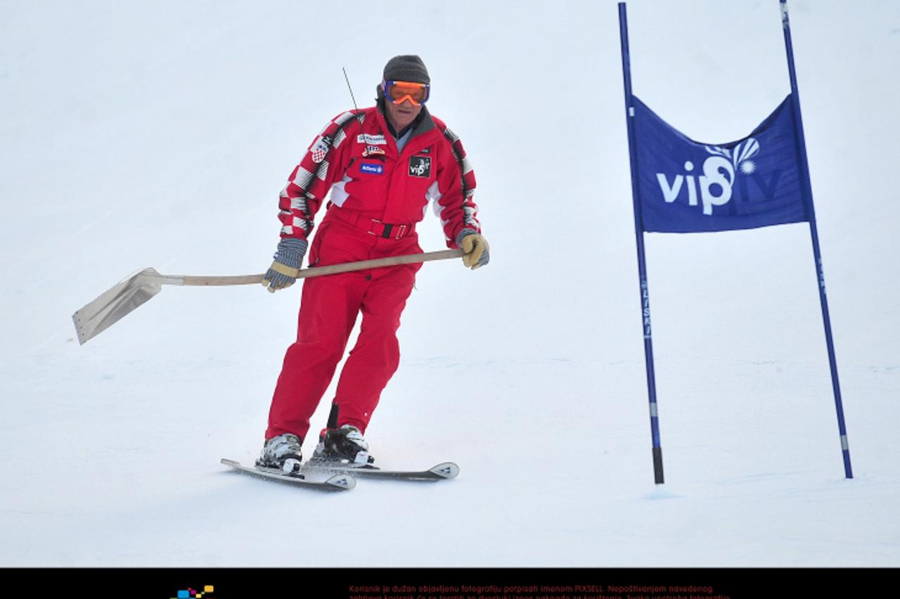 \'12.02.2009. Zagreb - Sljeme , Ivica Kostelic trenira na Sljemenu poslije toplica.Ante Kostelic Gips. Photo:Antonio Bronic/Vecernji list\'