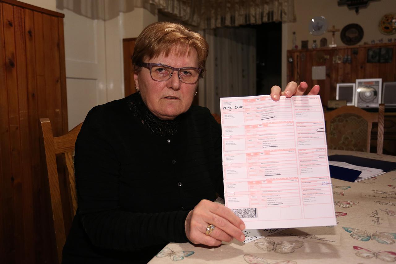 Gospodja Vesna Kuharic s racunima za komunalne naknade Zagreb Holdinga