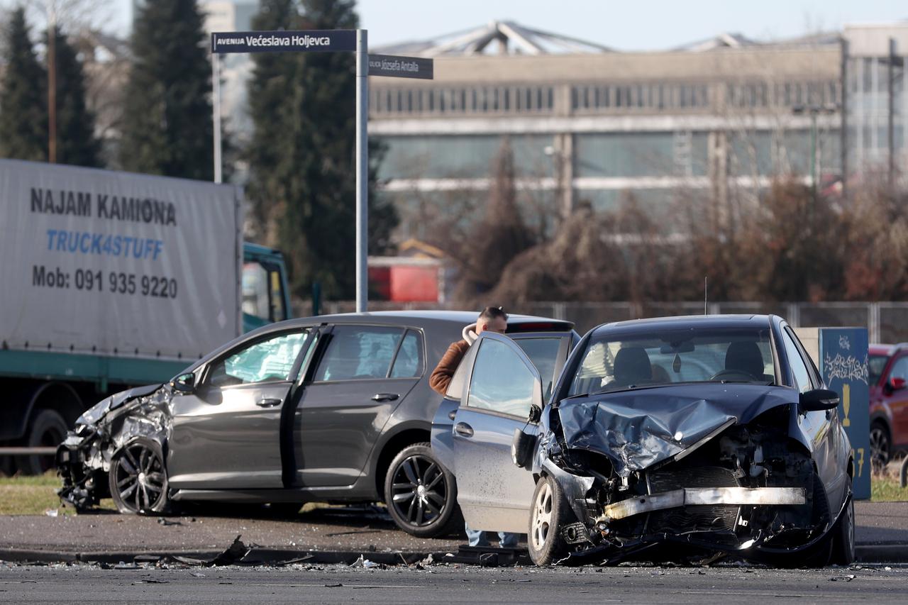 Zagreb: Sudar dva osobna vozila na raskrižju Većeslava Holjevca i Antallove ulice