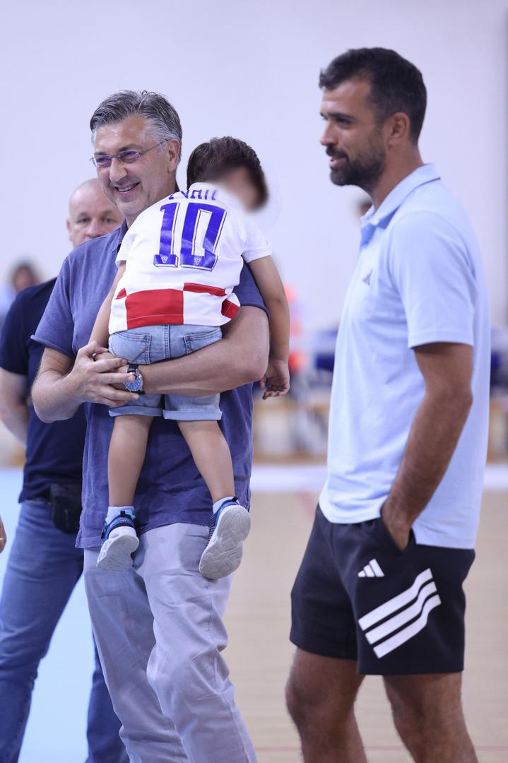 No, Mila ovog puta nije bila u društvu braće i tate Andreja...