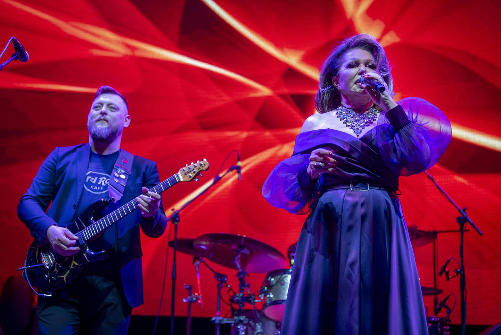 Emotivni vrhunac večeri dogodio se kada je, vidno dirnuta, kćeri posvetila jednu od svojih najljepših pjesama. "Toliko sam raznih pjesama snimila, da mi je teško izabrati najdraže. Sve su nastale iz pera divnih i talentiranih ljudi, a jednu od mojih najljepših ljubavnih pjesama napravio je Đorđe Novković, stihove je napisao Zrinko Tutić, a Mato Došen prekrasni aranžman. Nju sam pjevala na kćerinoj svadbi za prvi ples, a zove se 'Samo je nebo iznad nas' i večeras pjevam specijalno za vas", ispričala je Neda.