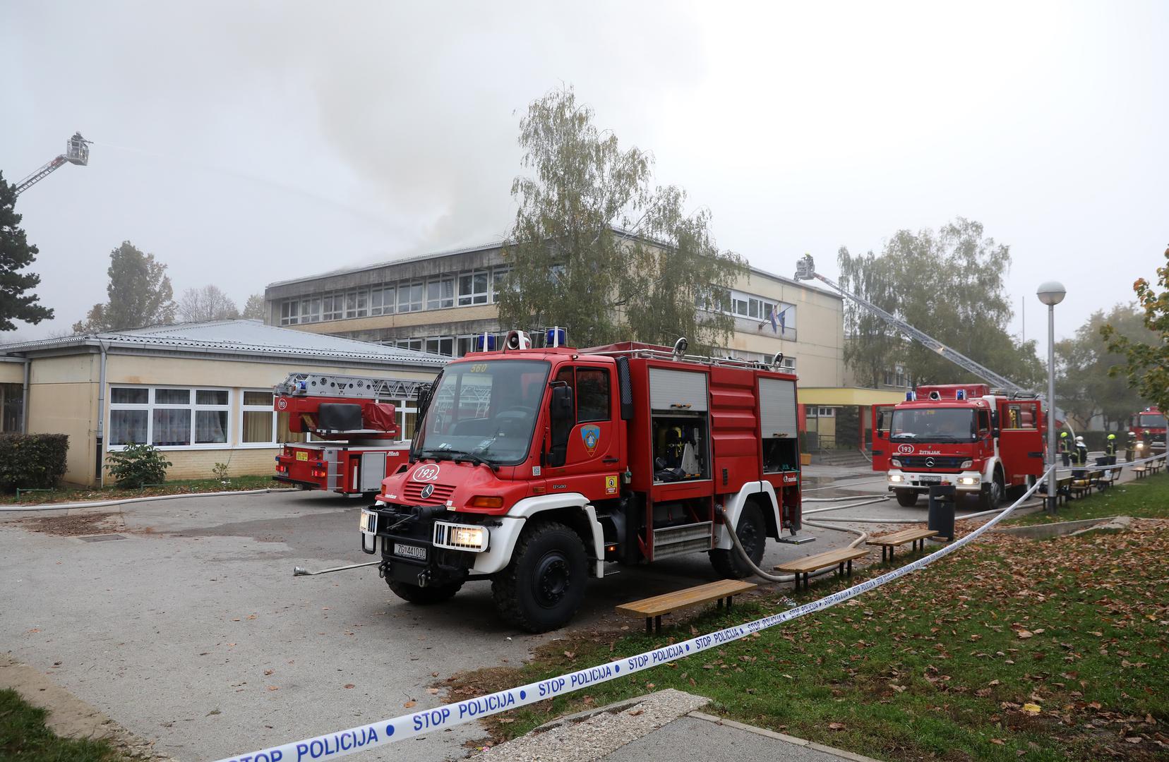 02.11.2020., Zagreb - Intervencija vatrogasaca radi pozara na krovu na Osnovne skole Mato Lovrak u zagrebackoj Dubravi.Photo: Patrik Macek/PIXSELL