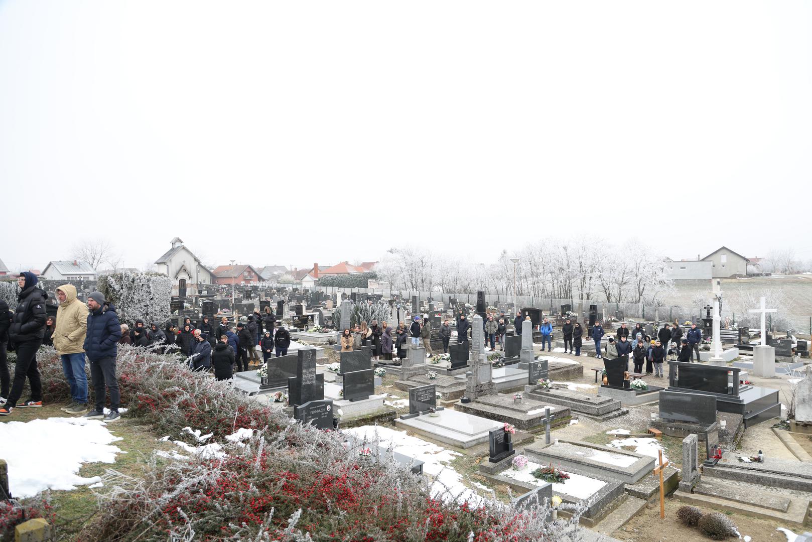 Nakon igračke karijere, svoju ljubav prema nogometu prenosio je na mlađe generacije kao trener u omladinskom pogonu Cibalije, ostavivši neizbrisiv trag u svojoj zajednici. "Bio si i ostao primjer kakvi ljudi moramo biti", oprostio se od njega Sergej Jakirović, saževši misao svih koji su danas u Nuštru ispratili velikog Mladena Bartolovića.