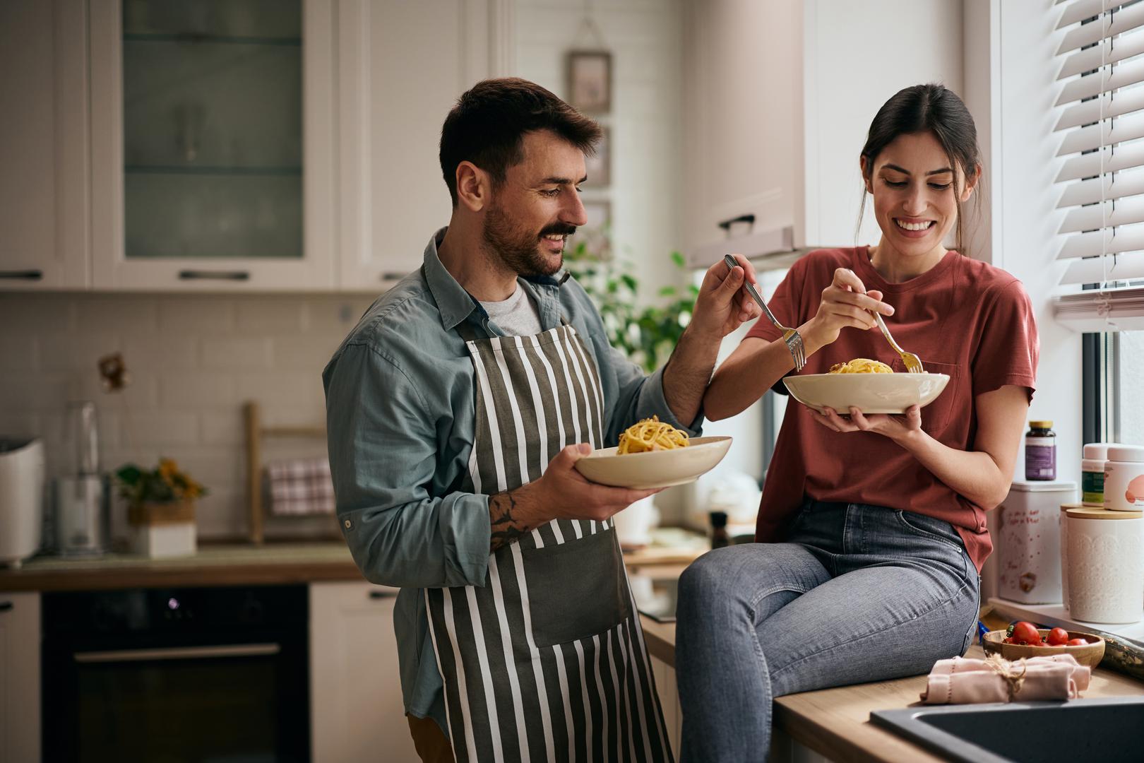 9. Jedete velike porcije: Lako je precijeniti koliko bi porcija trebala biti velika, posebno kod namirnica poput žitarica, tjestenine i riže. Rješenje je vaganje porcije dok ne istrenirate oko da vidi koja je prava količina.