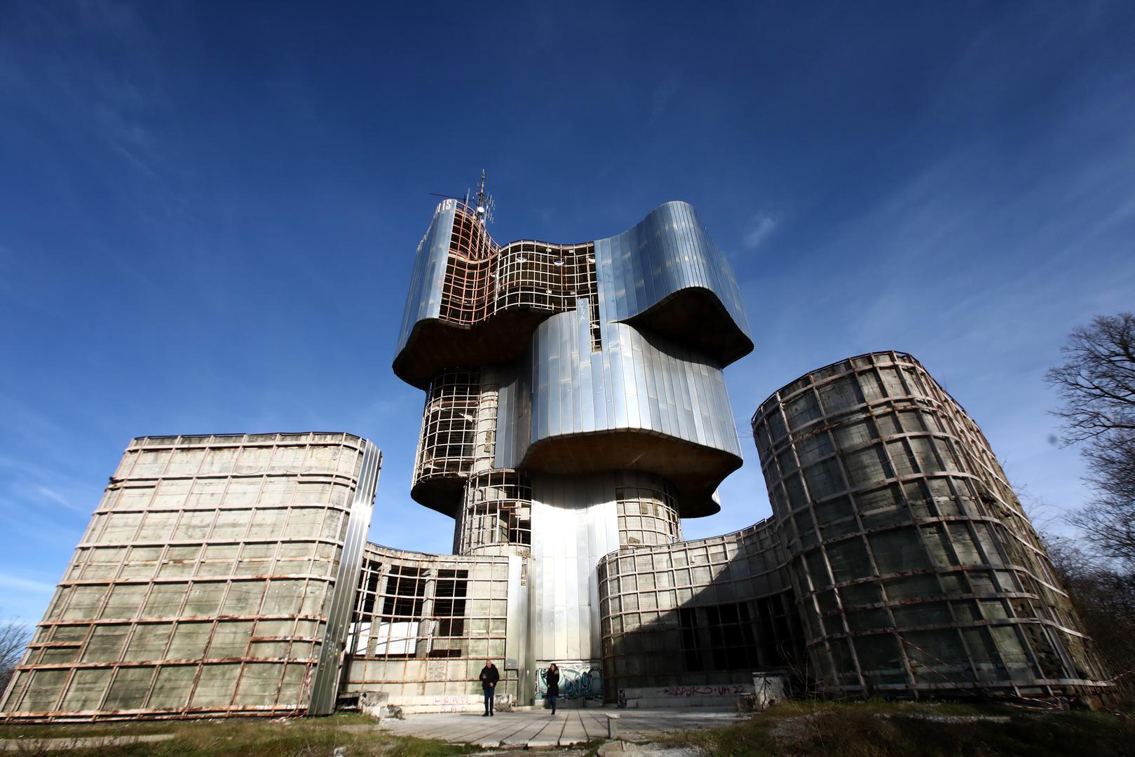 Spomenik ustanku naroda Banije i Korduna, djelo kipara Vojina Bakića, bio je zamišljen kao blistavi simbol otpora, obložen pločama od nehrđajućeg čelika.