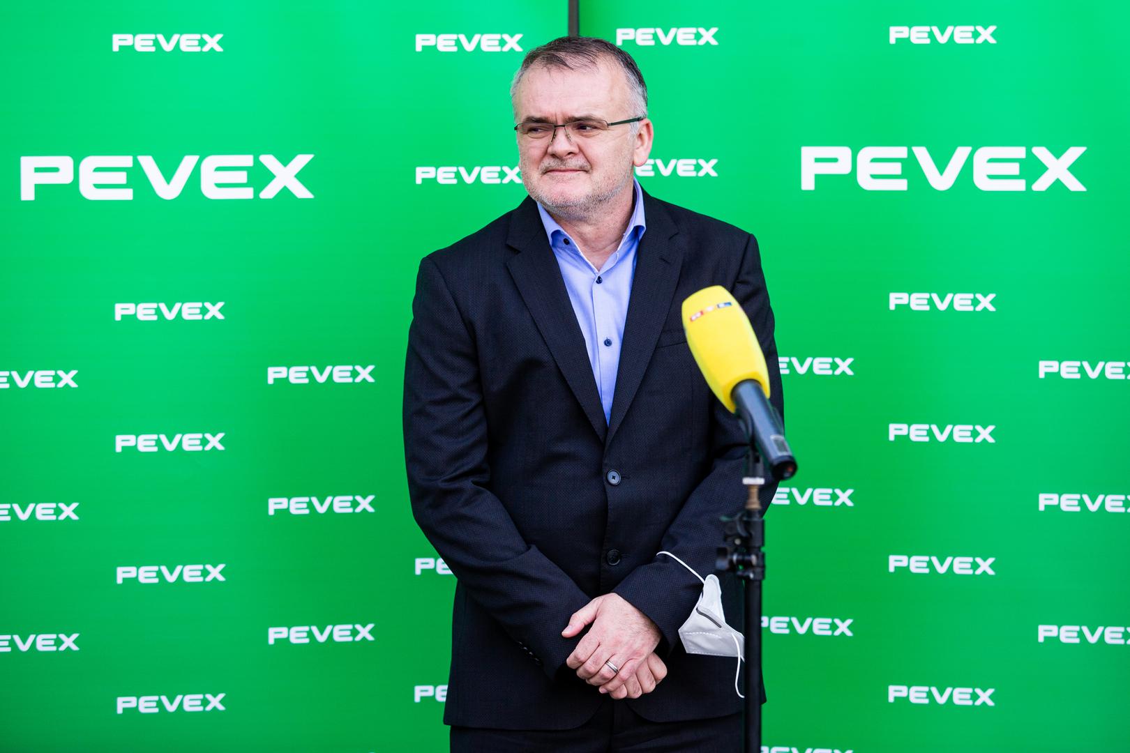 On, naime, prema Google Objektivu sliči Jurici Lovrinčeviću iz Pevexa,