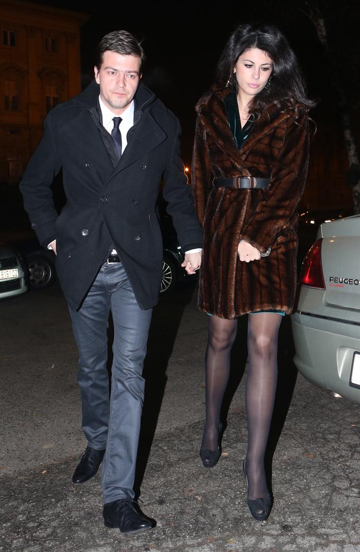 Njihov sudbonosni susret dogodio se u proljeće 2012. godine na rođendanskoj proslavi zajedničkog prijatelja, tadašnjeg košarkaškog reprezentativca Damjana Rudeža. Kako je glumac kasnije u više navrata istaknuo, bila je to ljubav na prvi pogled. Nije trebalo proći dugo vremena da oboje shvate kako su pronašli svoju srodnu dušu, a kemija koja se rodila te večeri ubrzo je prerasla u veliku ljubav.