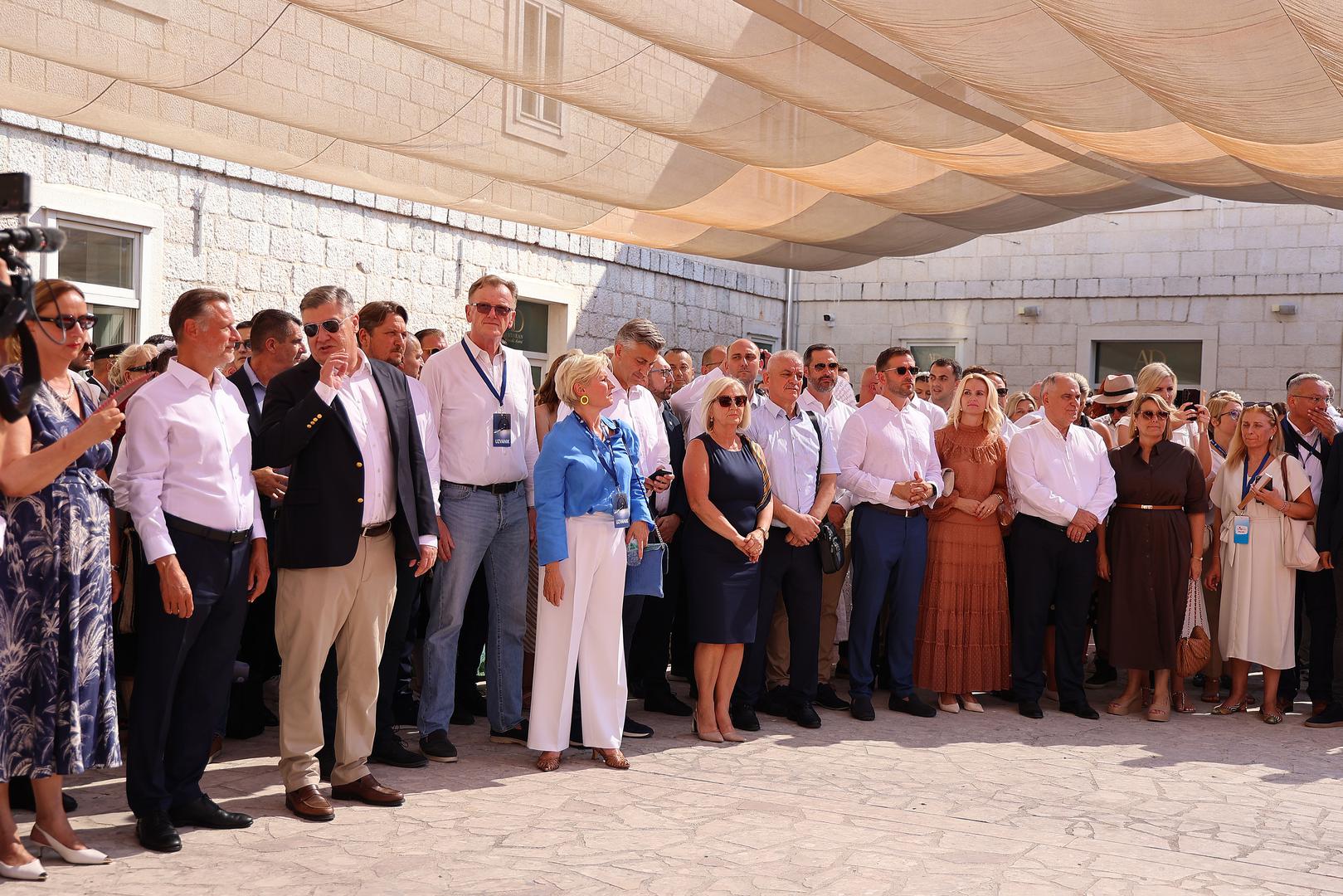 Zbog očeve diplomatske karijere Sonja Jandroković rođena je u Pekingu, a dio djetinjstva provela je i u Bugarskoj. Iako se povremeno pojavljuje uz supruga na službenim i društvenim događanjima, uglavnom se drži podalje od medijske pozornosti.