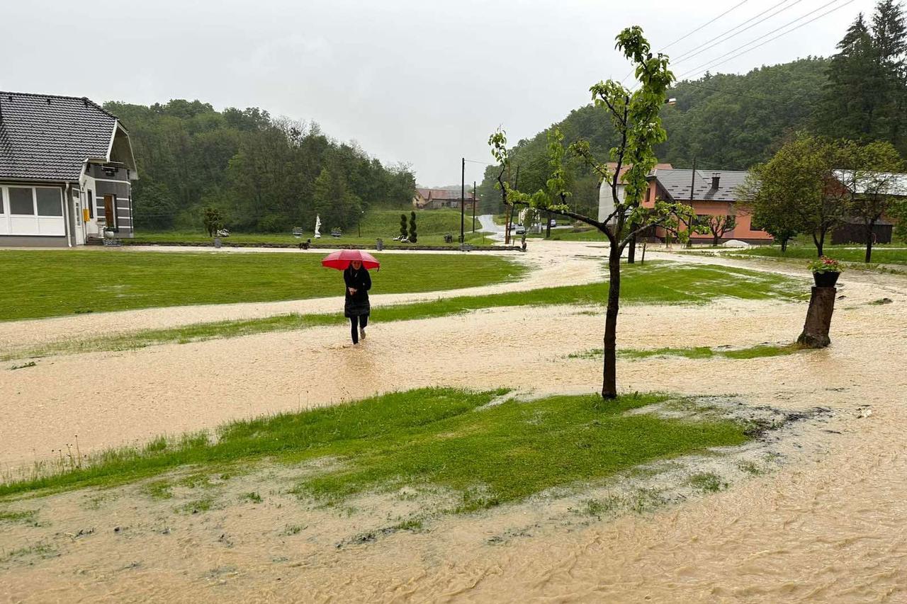 Zbog izlijevanja Mreznice poplavljena mjetsa oko Duga Rese