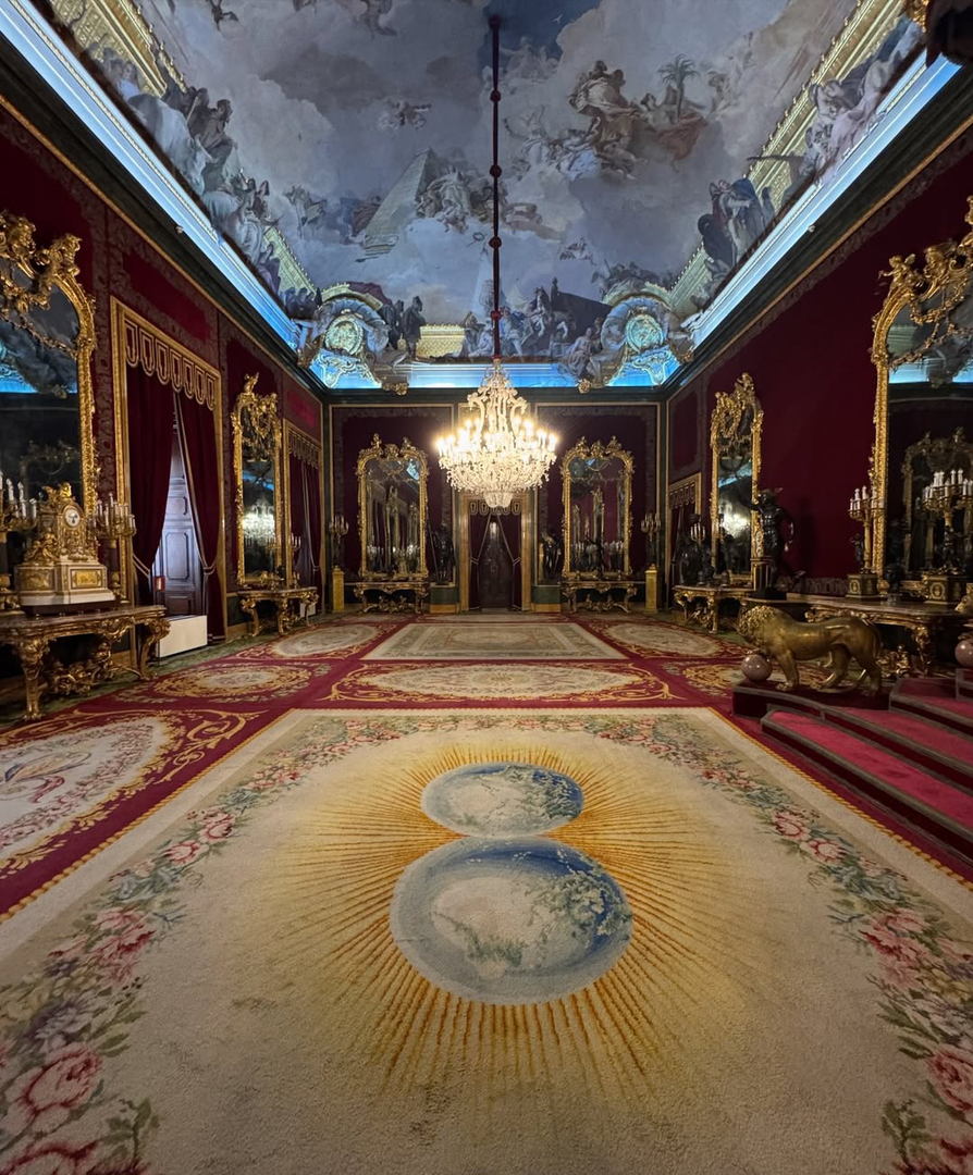 Osim vanjskih prizora, Maja je pratiteljima pružila i rijedak uvid u unutrašnjost jedne od najvećih europskih palača. Objavila je fotografije Prijestolne dvorane, raskošne prostorije s crvenim baršunastim zidovima, pozlaćenim lavovima koji čuvaju prijestolja.