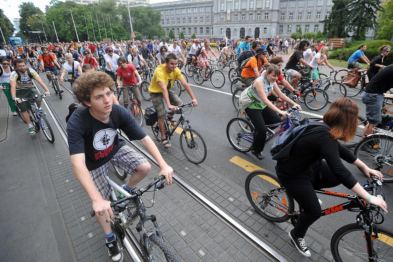 03.07.2011., Zagreb - Sindikat biciklista okupio je bicikliste na veliko biciklisticko okupljanje ispred Mimare pod nazivom: Kriticna masa: kotac do kotaca od kuda su krenuli na voznju centrom grada do Zrinjevca kojom su trazili poboljsanje uvjeta za bici