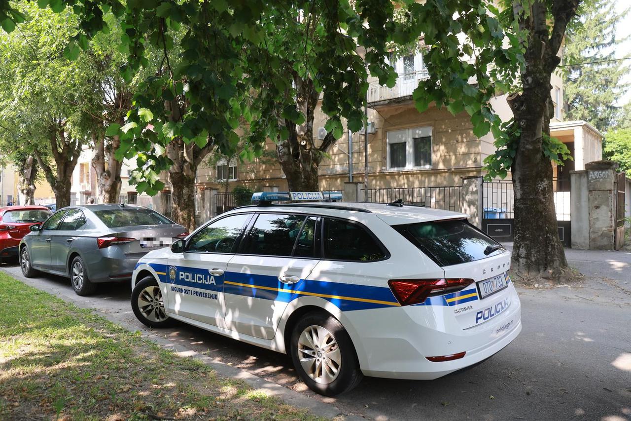 Policija ispred kuće Josipa Škorića u Osijeku