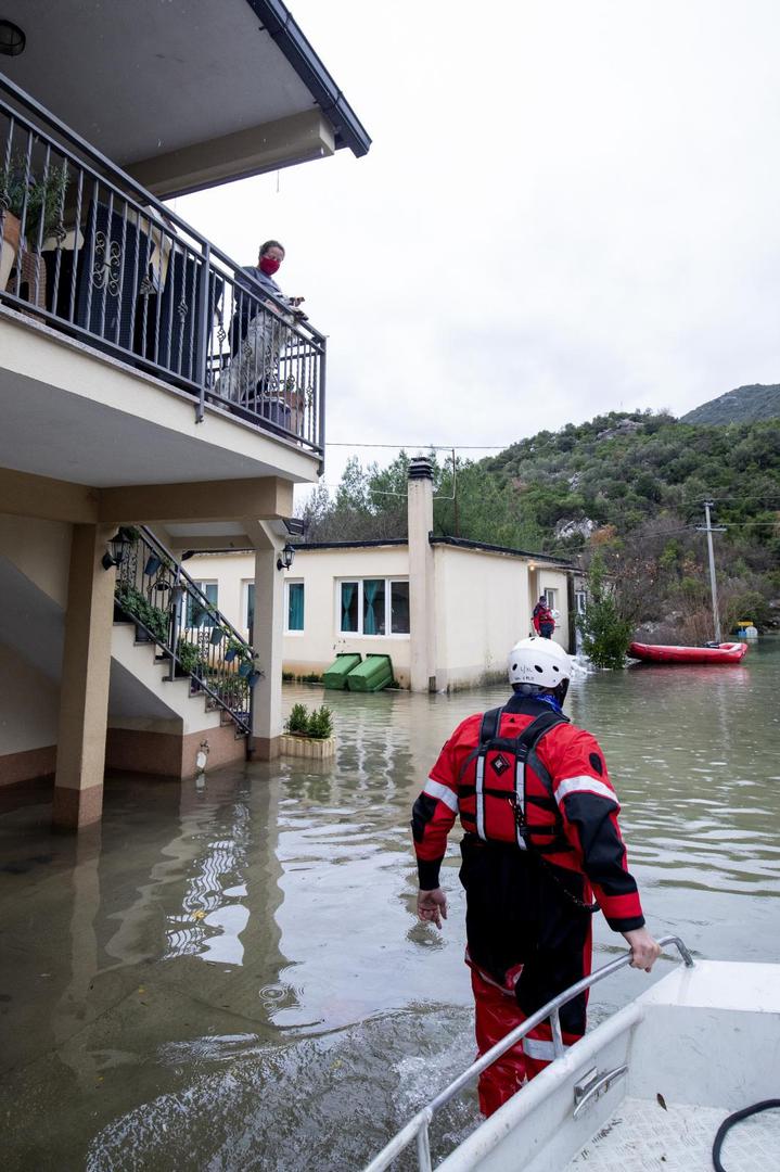 11.12.2020., Vrgorac, Kokorici - Ministrica poljopriverede posjetila je Kokorice, mjesto u kojem je poplava unistila brojne obiteljske kuce, a vodostaj i dalje raste. Nakon kratkih izjava, prosetala se mjestom i popricala s mjestanima.Photo: Miroslav Lelas/PIXSELL