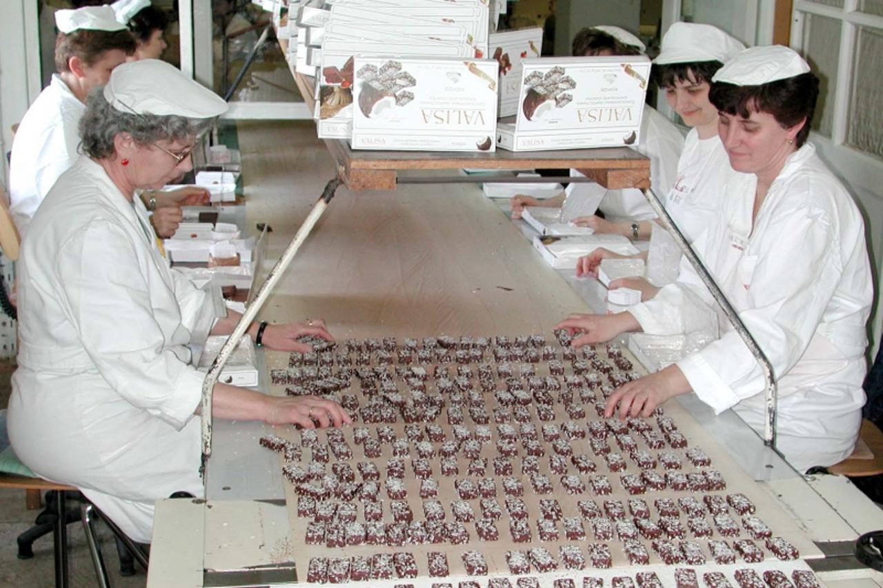 \'Slavonija-05.04.2004. -Pozega-Prehrambena industrija Zvecevo usvaja nove proizvode -Linija vafla s novin napolitankama Valisa  (Lj.Maric) Snimio-Dusko Mirkovic\'