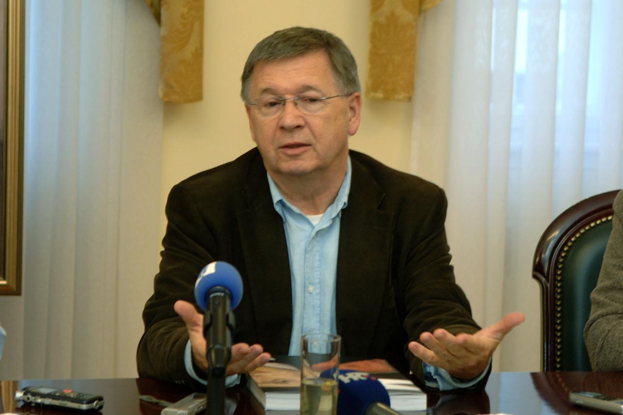 16.10.2013., Pozega - Autori izlozbe slika Miroslava Kraljevica Biserka Rauter Plancic i Zvonko Makovic s djelatnicima pozeskog odrzali konferenciju za medije.  Photo: Dusko Mirkovic/PIXSELL
