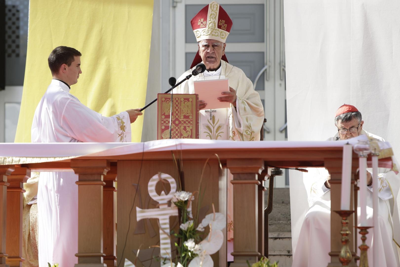 14.09.2020.,Mostar - Odlukom pape Franje ustolicen je novi mostarsko-duvanjski biskup, monsinjor Petar Palic. Crkvenom cinu primopredaje sluzbe ispred Mostarske katedrale Marije Majke Crkve prisustvovao je i premijer Andrej PlenkovicPhoto: Denis Kapetanovic/PIXSELL