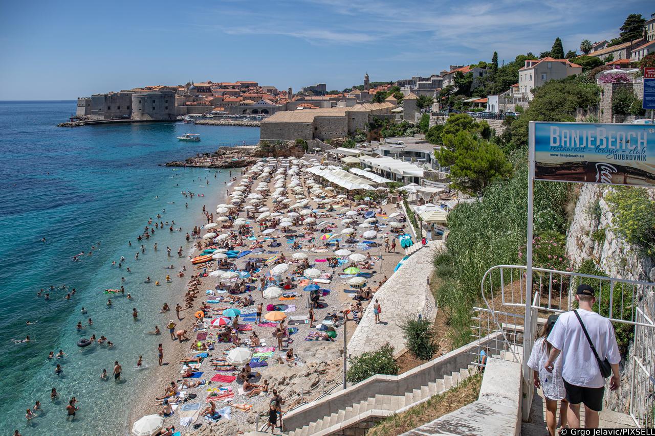 Dubrovnik: Spas od vrućine turisti potražili na plaži Banje