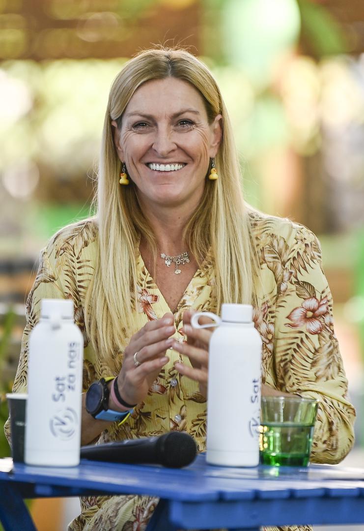 Mediji su prethodno pisali kako se pretpostavljalo da prvo dijete, sina Oskara, čeka s godinu dana mlađim Zvonimirom Barišićem, s kojim je viđena u prisnom zagrljaju krajem 2018. godine na adventu u društvu voditeljice Antonije Blaće i njezinog supruga Hrvoja Brlečića. Svoju vezu s markantnim Zagrepčaninom Janica nije nikad potvrdila, a pretpostavlja se da ih je spojio upravo Brlečić kojem je Janica bila kuma na vjenčanju.