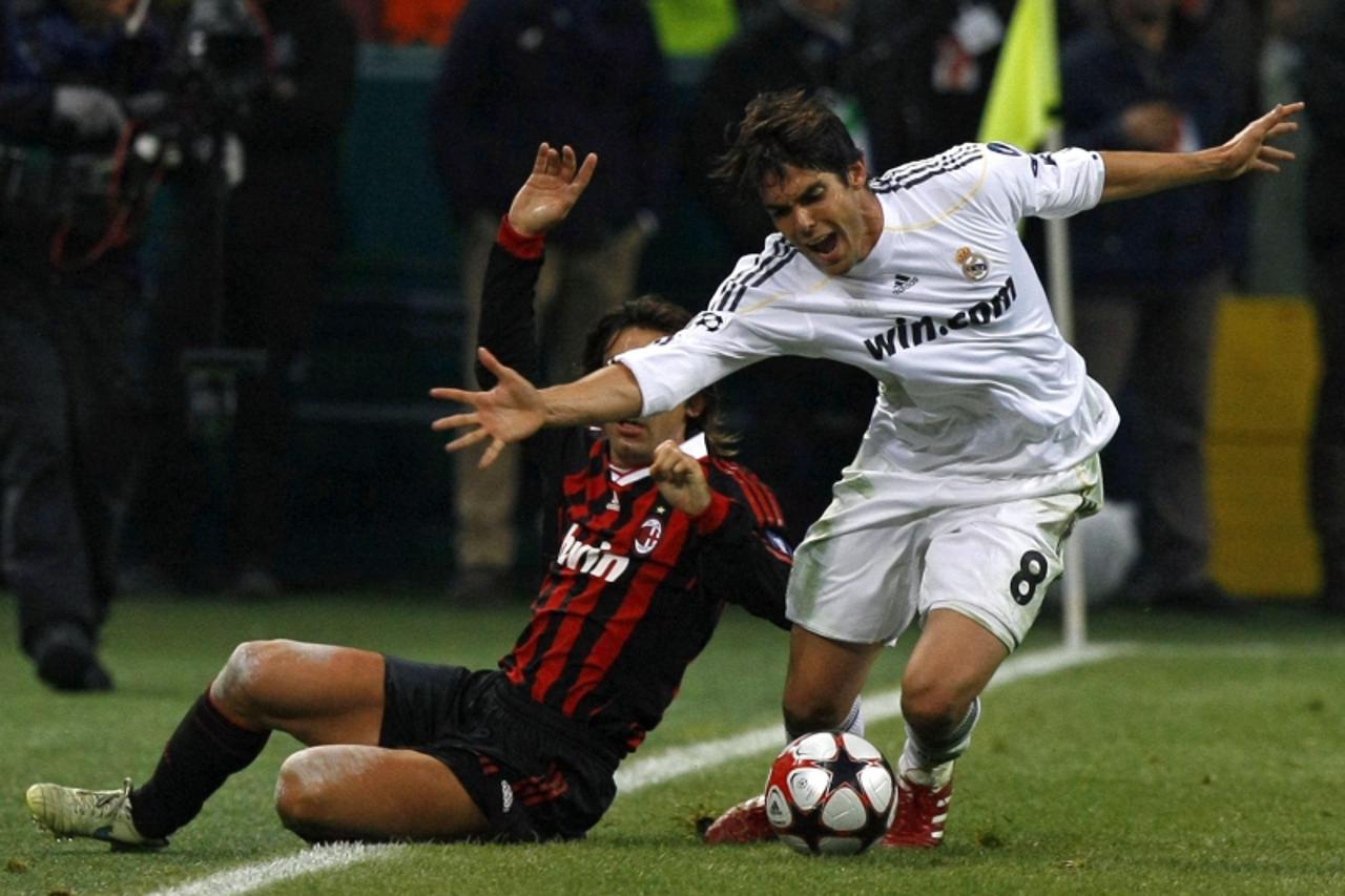 \'Real Madrid\'s Kaka (R) fights for the ball with Andrea Pirlo (L) of AC Milan during their Champions League soccer match at the San Siro stddium in Milan November 3, 2009.    REUTERS/Alessandro Bian
