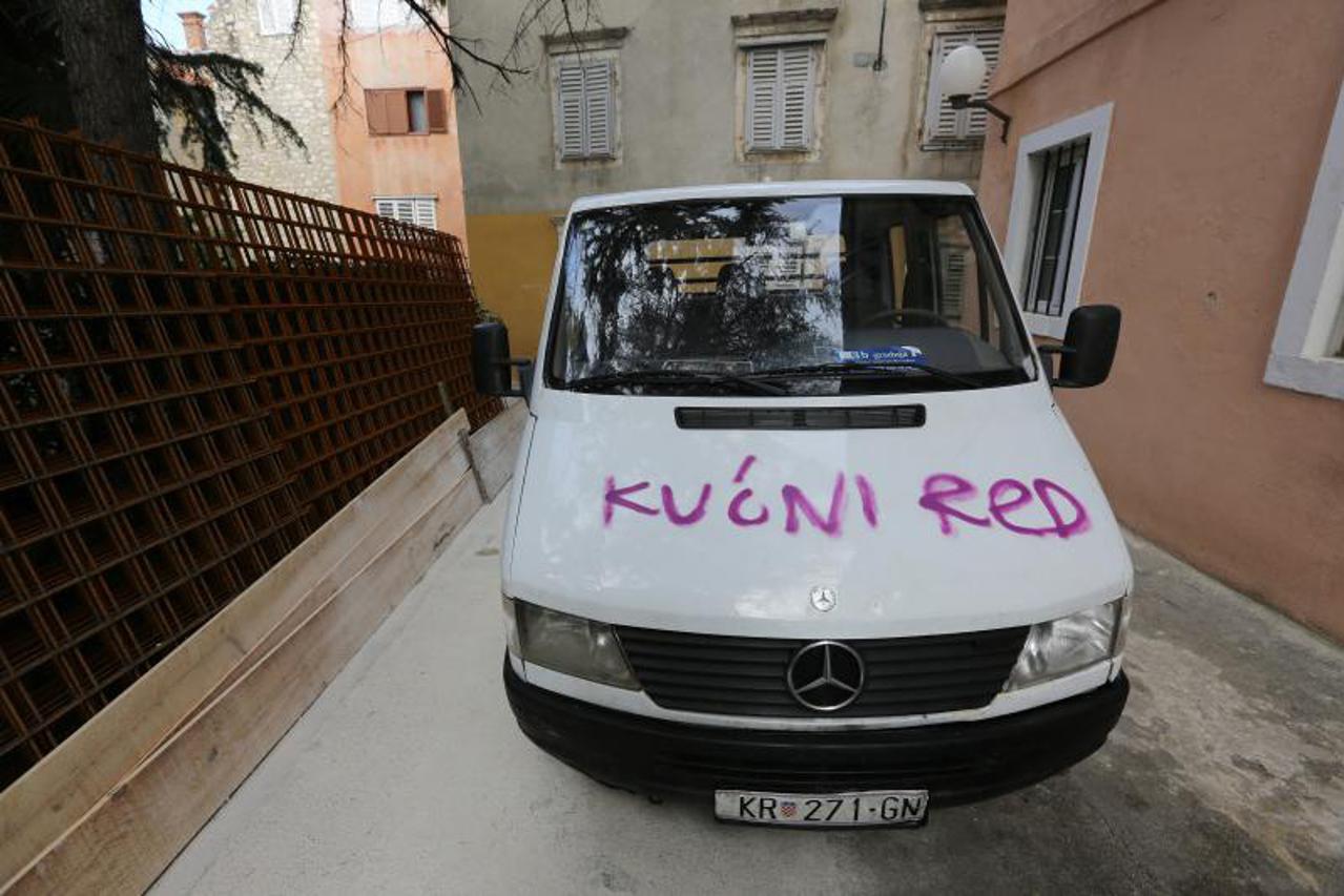 poruka sprejom na haubi Kućni red (1)