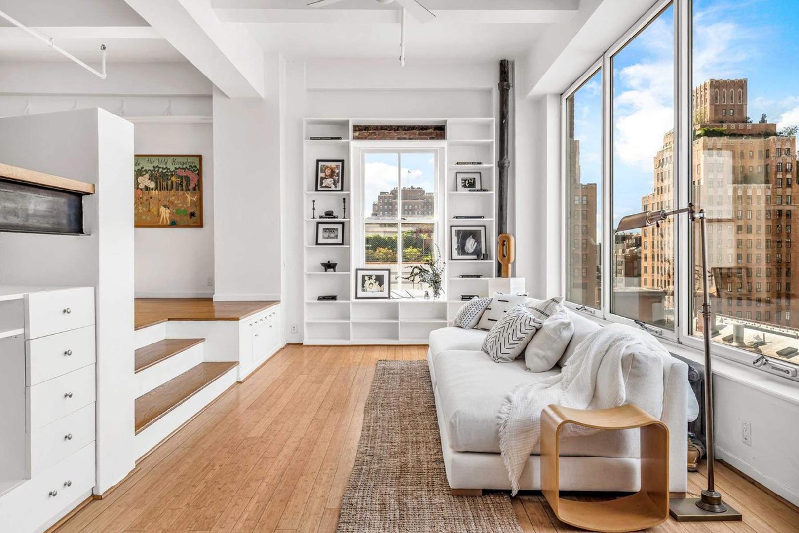 Ostale jedinstvene značajke uključuju "potopljeni" dnevni boravak, zrcalni zid u dnevnom boravku i samostojeću kadu u jednoj od spavaćih soba. 