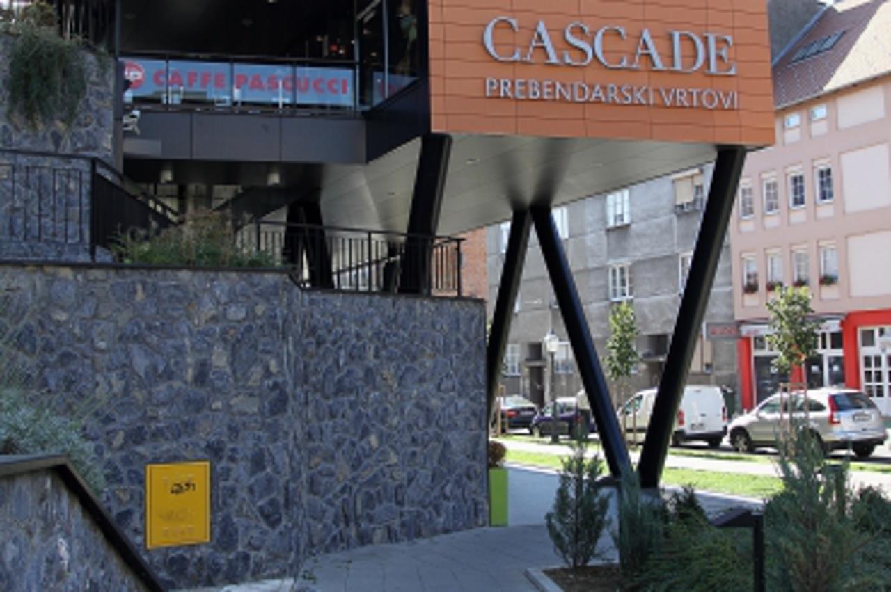 '17.10.2011., Zagreb, - Zakupci poslovnih prostora trgovackog centra Cascade dobili su obavijest o privremenom zatvaranju centra od 19. listopada. Razlog zatvaranja je dug od pola milijuna kuna prema 