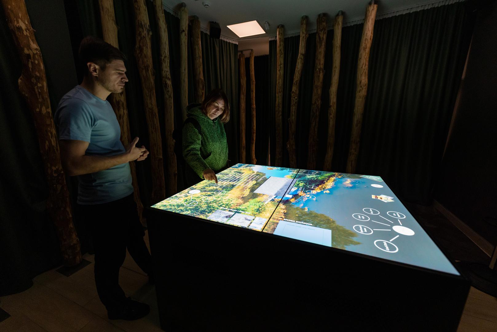 U bioekološkom suvremeno opremljenom centru svijet možete promatrati očima
orla štekavca, jelena ili ribe; otočka suvara, mlin na suhom koji su pokretali volovi,
krave, a ponajviše konji, svjetski je raritet
