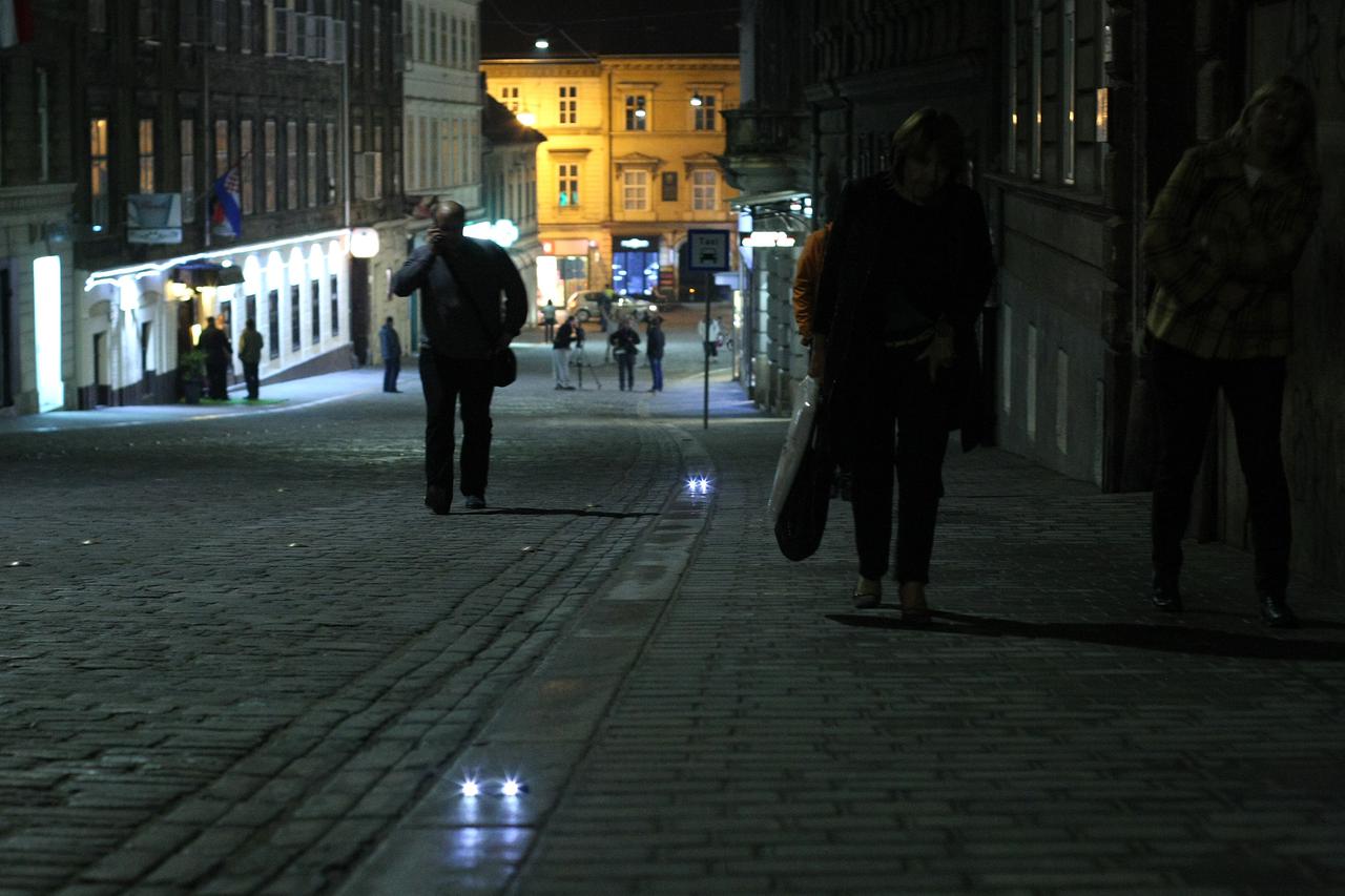 03.10.2014., Zagreb - Zbog sigurnosti pjesaka u Mesnickoj ulici postavljena svjetla na cesti.   Photo: Luka Stanzl/PIXSELL