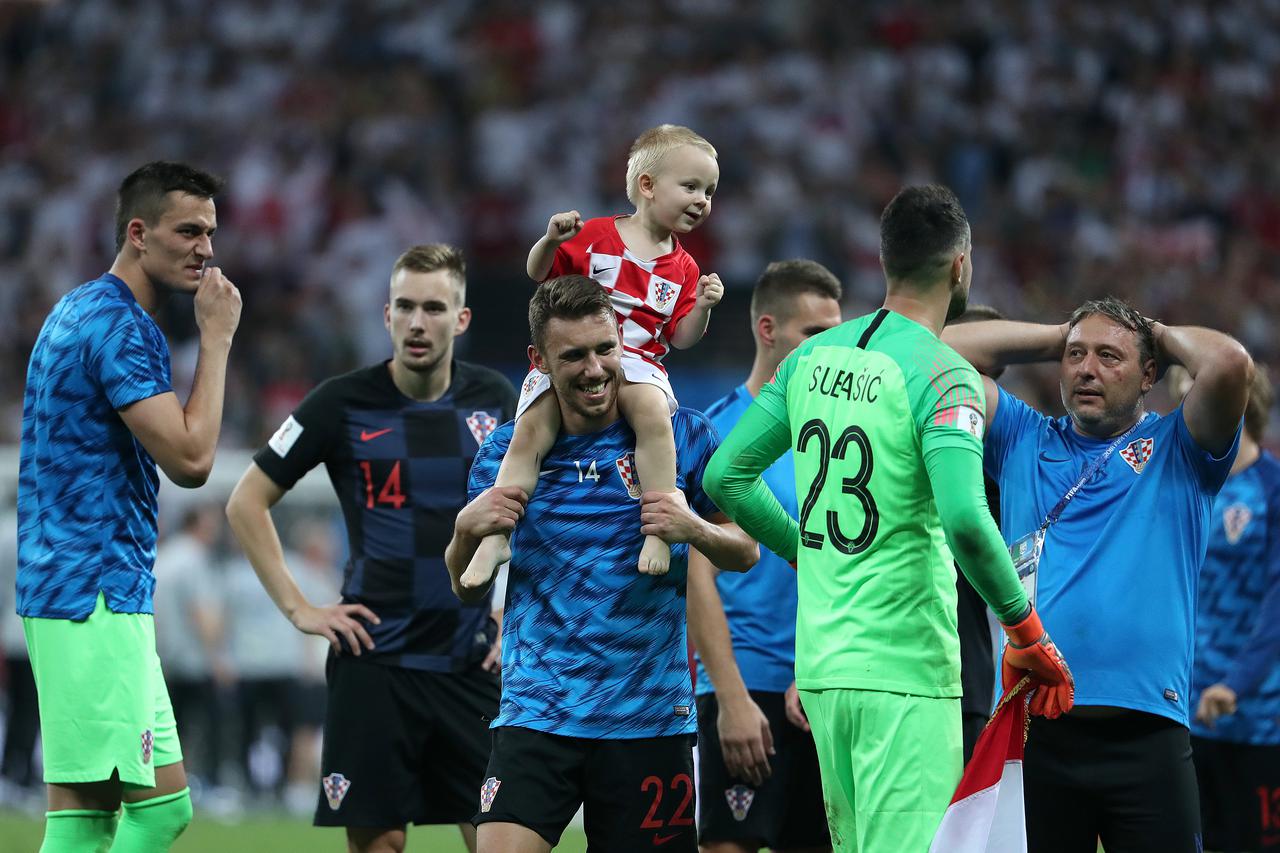 Vatreni s djecom nakon pobjede protiv Engleza