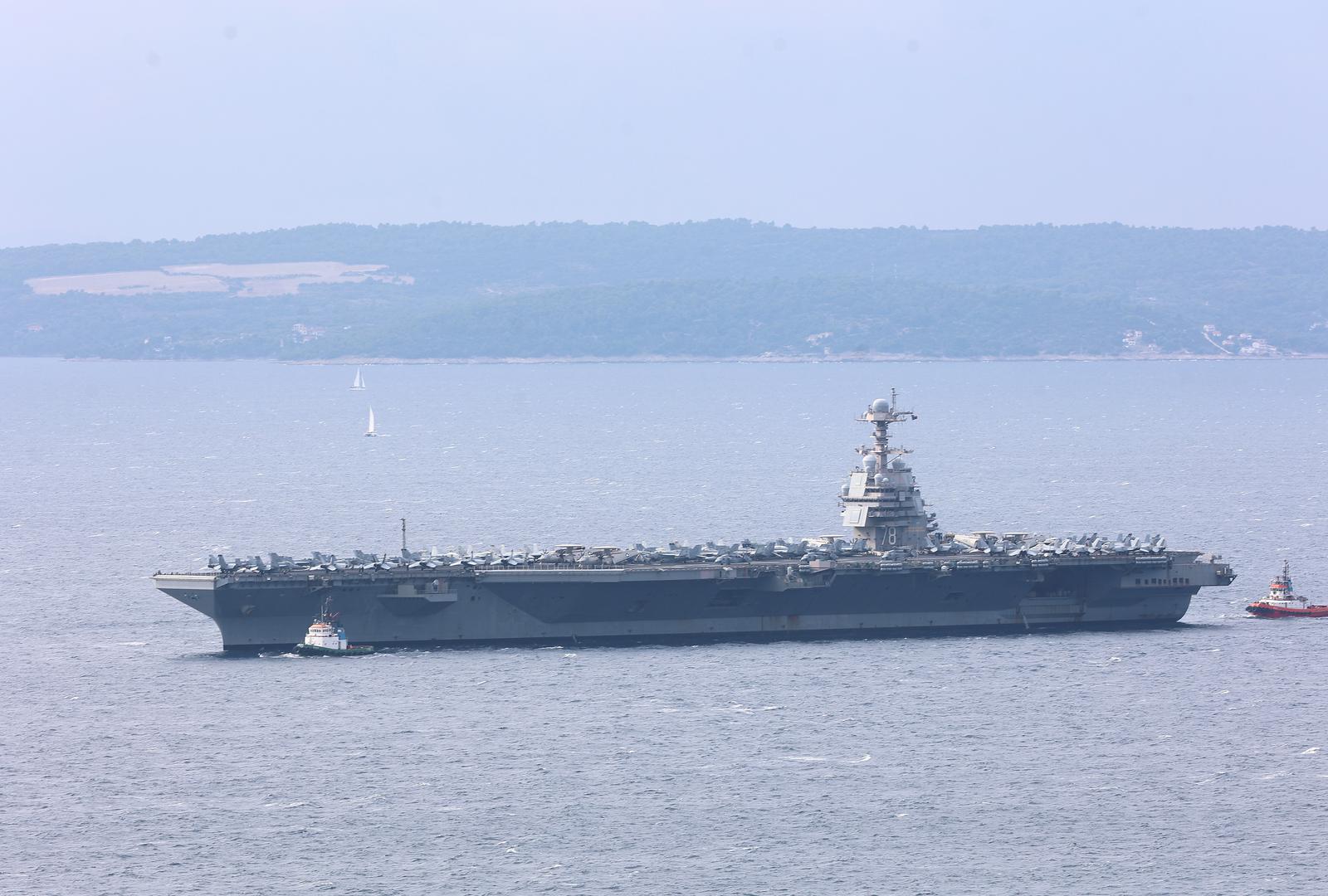 U splitski akvatorij uplovio je američki nosač zrakoplova USS Gerald R. Ford (CVN 78), koji pripada 6. floti ratne mornarice Sjedinjenih Američkih Država.