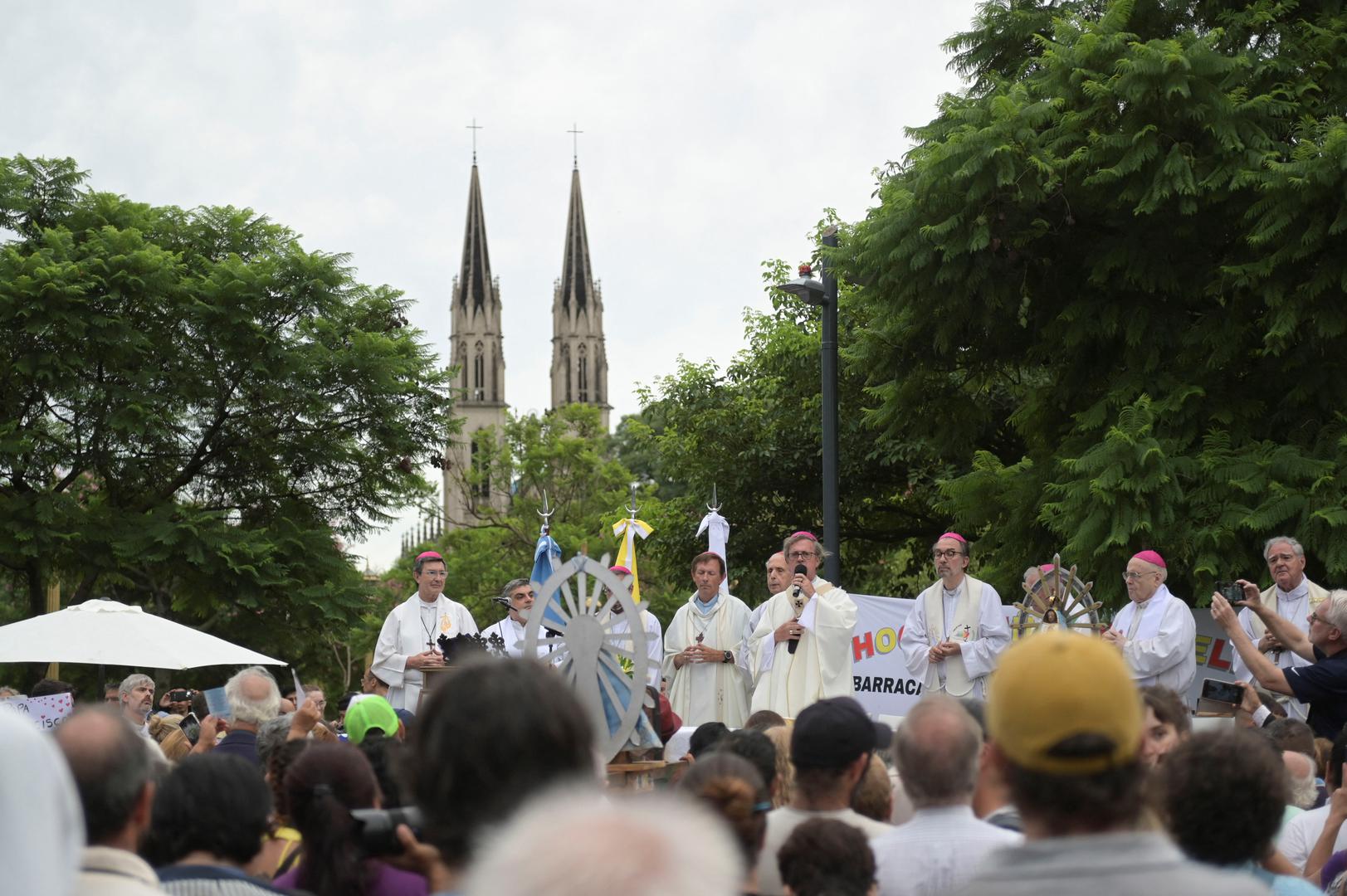 Franjo je primljen u rimsku bolnicu Gemelli 14. veljače nakon što je nekoliko dana imao problema s disanjem. Otad mu je dijagnosticirana obostrana upala pluća. 